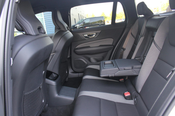 Volvo V60 2.0 T6 340PK RECHARGE LONG RANGE AWD R-DESIGN **NIEUW STAAT ** 18,8KWH | ELEKTRISCH BEDIENBARE VOORSTOELEN MET GEHEUGEN OP BESTUURDERSSTOEL | 18" 5-Y SPAAKS MATT BLACK / DIAMOND CUT R-DESIGN WIELEN | HIGH PERFORMANCE SOUND HARMAN KARDON | ADAPTIVE CRUISE CONTROL | ACHTERUITRIJ CAMERA | GETINTE RUITEN | PARKEERSENSOREN VOOR EN ACHTER | STOEL/STUUR VERWARMING | BEKLEDING R-DESIGN NAPPA LEDER / TEXTIEL CHARCOAL IN COMBINATIE MET SPORTSTOELEN | KEYLESS ENTRY/START | ELEKTRISCH BEDIENBARE ACHTERKLEP |