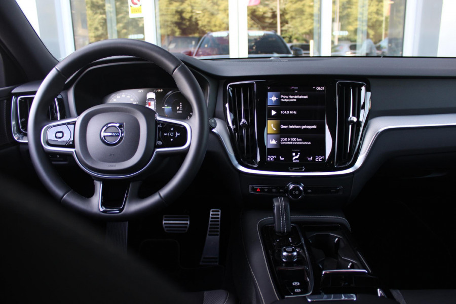 Volvo V60 2.0 T6 340PK RECHARGE LONG RANGE AWD R-DESIGN **NIEUW STAAT ** 18,8KWH | ELEKTRISCH BEDIENBARE VOORSTOELEN MET GEHEUGEN OP BESTUURDERSSTOEL | 18" 5-Y SPAAKS MATT BLACK / DIAMOND CUT R-DESIGN WIELEN | HIGH PERFORMANCE SOUND HARMAN KARDON | ADAPTIVE CRUISE CONTROL | ACHTERUITRIJ CAMERA | GETINTE RUITEN | PARKEERSENSOREN VOOR EN ACHTER | STOEL/STUUR VERWARMING | BEKLEDING R-DESIGN NAPPA LEDER / TEXTIEL CHARCOAL IN COMBINATIE MET SPORTSTOELEN | KEYLESS ENTRY/START | ELEKTRISCH BEDIENBARE ACHTERKLEP |