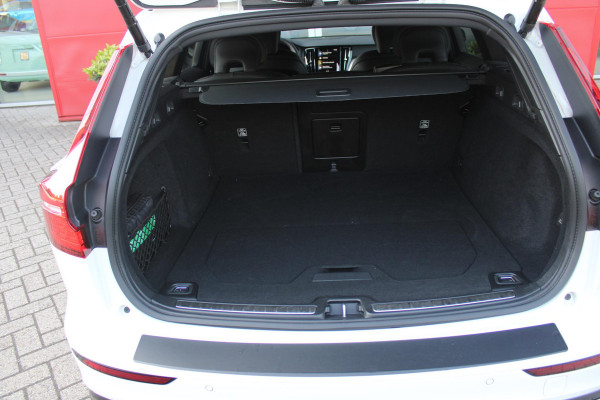 Volvo V60 2.0 T6 340PK RECHARGE LONG RANGE AWD R-DESIGN **NIEUW STAAT ** 18,8KWH | ELEKTRISCH BEDIENBARE VOORSTOELEN MET GEHEUGEN OP BESTUURDERSSTOEL | 18" 5-Y SPAAKS MATT BLACK / DIAMOND CUT R-DESIGN WIELEN | HIGH PERFORMANCE SOUND HARMAN KARDON | ADAPTIVE CRUISE CONTROL | ACHTERUITRIJ CAMERA | GETINTE RUITEN | PARKEERSENSOREN VOOR EN ACHTER | STOEL/STUUR VERWARMING | BEKLEDING R-DESIGN NAPPA LEDER / TEXTIEL CHARCOAL IN COMBINATIE MET SPORTSTOELEN | KEYLESS ENTRY/START | ELEKTRISCH BEDIENBARE ACHTERKLEP |