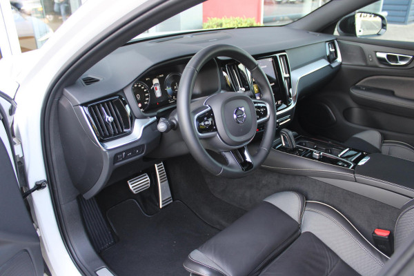 Volvo V60 2.0 T6 340PK RECHARGE LONG RANGE AWD R-DESIGN **NIEUW STAAT ** 18,8KWH | ELEKTRISCH BEDIENBARE VOORSTOELEN MET GEHEUGEN OP BESTUURDERSSTOEL | 18" 5-Y SPAAKS MATT BLACK / DIAMOND CUT R-DESIGN WIELEN | HIGH PERFORMANCE SOUND HARMAN KARDON | ADAPTIVE CRUISE CONTROL | ACHTERUITRIJ CAMERA | GETINTE RUITEN | PARKEERSENSOREN VOOR EN ACHTER | STOEL/STUUR VERWARMING | BEKLEDING R-DESIGN NAPPA LEDER / TEXTIEL CHARCOAL IN COMBINATIE MET SPORTSTOELEN | KEYLESS ENTRY/START | ELEKTRISCH BEDIENBARE ACHTERKLEP |
