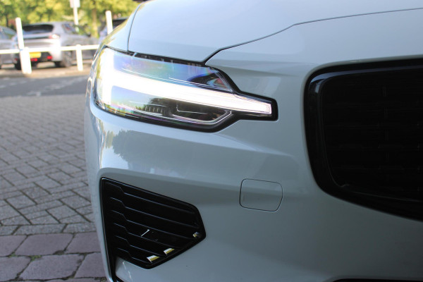 Volvo V60 2.0 T6 340PK RECHARGE LONG RANGE AWD R-DESIGN **NIEUW STAAT ** 18,8KWH | ELEKTRISCH BEDIENBARE VOORSTOELEN MET GEHEUGEN OP BESTUURDERSSTOEL | 18" 5-Y SPAAKS MATT BLACK / DIAMOND CUT R-DESIGN WIELEN | HIGH PERFORMANCE SOUND HARMAN KARDON | ADAPTIVE CRUISE CONTROL | ACHTERUITRIJ CAMERA | GETINTE RUITEN | PARKEERSENSOREN VOOR EN ACHTER | STOEL/STUUR VERWARMING | BEKLEDING R-DESIGN NAPPA LEDER / TEXTIEL CHARCOAL IN COMBINATIE MET SPORTSTOELEN | KEYLESS ENTRY/START | ELEKTRISCH BEDIENBARE ACHTERKLEP |