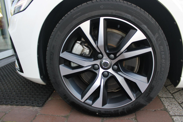 Volvo V60 2.0 T6 340PK RECHARGE LONG RANGE AWD R-DESIGN **NIEUW STAAT ** 18,8KWH | ELEKTRISCH BEDIENBARE VOORSTOELEN MET GEHEUGEN OP BESTUURDERSSTOEL | 18" 5-Y SPAAKS MATT BLACK / DIAMOND CUT R-DESIGN WIELEN | HIGH PERFORMANCE SOUND HARMAN KARDON | ADAPTIVE CRUISE CONTROL | ACHTERUITRIJ CAMERA | GETINTE RUITEN | PARKEERSENSOREN VOOR EN ACHTER | STOEL/STUUR VERWARMING | BEKLEDING R-DESIGN NAPPA LEDER / TEXTIEL CHARCOAL IN COMBINATIE MET SPORTSTOELEN | KEYLESS ENTRY/START | ELEKTRISCH BEDIENBARE ACHTERKLEP |