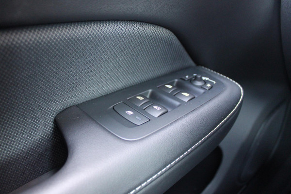 Volvo V60 2.0 T6 340PK RECHARGE LONG RANGE AWD R-DESIGN **NIEUW STAAT ** 18,8KWH | ELEKTRISCH BEDIENBARE VOORSTOELEN MET GEHEUGEN OP BESTUURDERSSTOEL | 18" 5-Y SPAAKS MATT BLACK / DIAMOND CUT R-DESIGN WIELEN | HIGH PERFORMANCE SOUND HARMAN KARDON | ADAPTIVE CRUISE CONTROL | ACHTERUITRIJ CAMERA | GETINTE RUITEN | PARKEERSENSOREN VOOR EN ACHTER | STOEL/STUUR VERWARMING | BEKLEDING R-DESIGN NAPPA LEDER / TEXTIEL CHARCOAL IN COMBINATIE MET SPORTSTOELEN | KEYLESS ENTRY/START | ELEKTRISCH BEDIENBARE ACHTERKLEP |