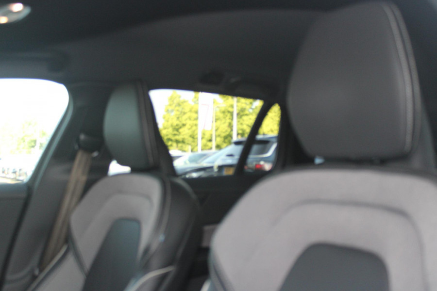 Volvo V60 2.0 T6 340PK RECHARGE LONG RANGE AWD R-DESIGN **NIEUW STAAT ** 18,8KWH | ELEKTRISCH BEDIENBARE VOORSTOELEN MET GEHEUGEN OP BESTUURDERSSTOEL | 18" 5-Y SPAAKS MATT BLACK / DIAMOND CUT R-DESIGN WIELEN | HIGH PERFORMANCE SOUND HARMAN KARDON | ADAPTIVE CRUISE CONTROL | ACHTERUITRIJ CAMERA | GETINTE RUITEN | PARKEERSENSOREN VOOR EN ACHTER | STOEL/STUUR VERWARMING | BEKLEDING R-DESIGN NAPPA LEDER / TEXTIEL CHARCOAL IN COMBINATIE MET SPORTSTOELEN | KEYLESS ENTRY/START | ELEKTRISCH BEDIENBARE ACHTERKLEP |