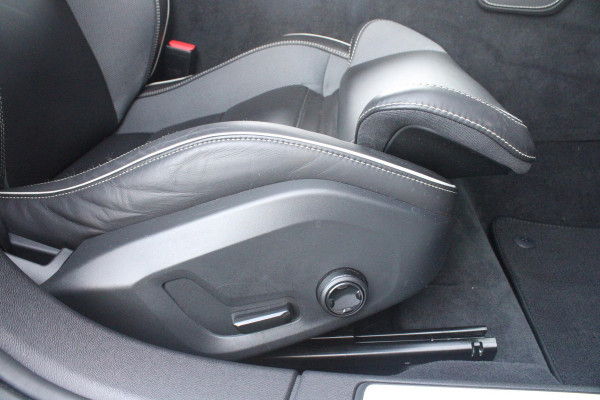 Volvo V60 2.0 T6 340PK RECHARGE LONG RANGE AWD R-DESIGN **NIEUW STAAT ** 18,8KWH | ELEKTRISCH BEDIENBARE VOORSTOELEN MET GEHEUGEN OP BESTUURDERSSTOEL | 18" 5-Y SPAAKS MATT BLACK / DIAMOND CUT R-DESIGN WIELEN | HIGH PERFORMANCE SOUND HARMAN KARDON | ADAPTIVE CRUISE CONTROL | ACHTERUITRIJ CAMERA | GETINTE RUITEN | PARKEERSENSOREN VOOR EN ACHTER | STOEL/STUUR VERWARMING | BEKLEDING R-DESIGN NAPPA LEDER / TEXTIEL CHARCOAL IN COMBINATIE MET SPORTSTOELEN | KEYLESS ENTRY/START | ELEKTRISCH BEDIENBARE ACHTERKLEP |