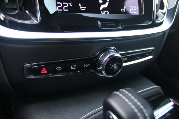 Volvo V60 2.0 T6 340PK RECHARGE LONG RANGE AWD R-DESIGN **NIEUW STAAT ** 18,8KWH | ELEKTRISCH BEDIENBARE VOORSTOELEN MET GEHEUGEN OP BESTUURDERSSTOEL | 18" 5-Y SPAAKS MATT BLACK / DIAMOND CUT R-DESIGN WIELEN | HIGH PERFORMANCE SOUND HARMAN KARDON | ADAPTIVE CRUISE CONTROL | ACHTERUITRIJ CAMERA | GETINTE RUITEN | PARKEERSENSOREN VOOR EN ACHTER | STOEL/STUUR VERWARMING | BEKLEDING R-DESIGN NAPPA LEDER / TEXTIEL CHARCOAL IN COMBINATIE MET SPORTSTOELEN | KEYLESS ENTRY/START | ELEKTRISCH BEDIENBARE ACHTERKLEP |