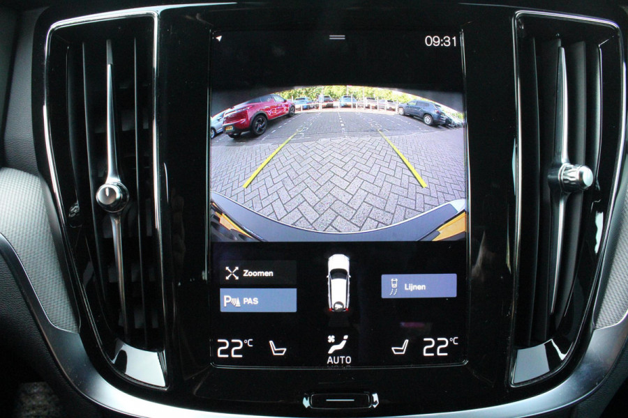 Volvo V60 2.0 T6 340PK RECHARGE LONG RANGE AWD R-DESIGN **NIEUW STAAT ** 18,8KWH | ELEKTRISCH BEDIENBARE VOORSTOELEN MET GEHEUGEN OP BESTUURDERSSTOEL | 18" 5-Y SPAAKS MATT BLACK / DIAMOND CUT R-DESIGN WIELEN | HIGH PERFORMANCE SOUND HARMAN KARDON | ADAPTIVE CRUISE CONTROL | ACHTERUITRIJ CAMERA | GETINTE RUITEN | PARKEERSENSOREN VOOR EN ACHTER | STOEL/STUUR VERWARMING | BEKLEDING R-DESIGN NAPPA LEDER / TEXTIEL CHARCOAL IN COMBINATIE MET SPORTSTOELEN | KEYLESS ENTRY/START | ELEKTRISCH BEDIENBARE ACHTERKLEP |