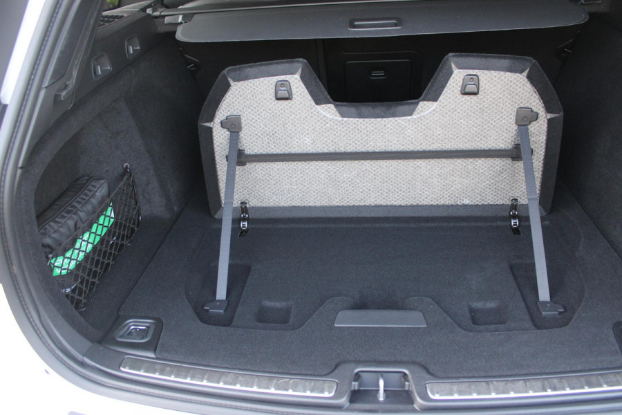 Volvo V60 2.0 T6 340PK RECHARGE LONG RANGE AWD R-DESIGN **NIEUW STAAT ** 18,8KWH | ELEKTRISCH BEDIENBARE VOORSTOELEN MET GEHEUGEN OP BESTUURDERSSTOEL | 18" 5-Y SPAAKS MATT BLACK / DIAMOND CUT R-DESIGN WIELEN | HIGH PERFORMANCE SOUND HARMAN KARDON | ADAPTIVE CRUISE CONTROL | ACHTERUITRIJ CAMERA | GETINTE RUITEN | PARKEERSENSOREN VOOR EN ACHTER | STOEL/STUUR VERWARMING | BEKLEDING R-DESIGN NAPPA LEDER / TEXTIEL CHARCOAL IN COMBINATIE MET SPORTSTOELEN | KEYLESS ENTRY/START | ELEKTRISCH BEDIENBARE ACHTERKLEP |