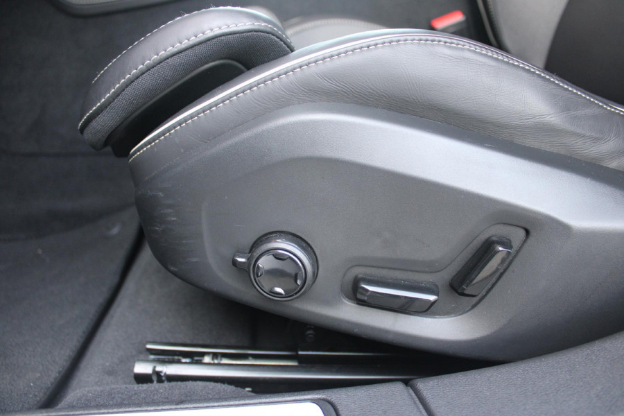 Volvo V60 2.0 T6 340PK RECHARGE LONG RANGE AWD R-DESIGN **NIEUW STAAT ** 18,8KWH | ELEKTRISCH BEDIENBARE VOORSTOELEN MET GEHEUGEN OP BESTUURDERSSTOEL | 18" 5-Y SPAAKS MATT BLACK / DIAMOND CUT R-DESIGN WIELEN | HIGH PERFORMANCE SOUND HARMAN KARDON | ADAPTIVE CRUISE CONTROL | ACHTERUITRIJ CAMERA | GETINTE RUITEN | PARKEERSENSOREN VOOR EN ACHTER | STOEL/STUUR VERWARMING | BEKLEDING R-DESIGN NAPPA LEDER / TEXTIEL CHARCOAL IN COMBINATIE MET SPORTSTOELEN | KEYLESS ENTRY/START | ELEKTRISCH BEDIENBARE ACHTERKLEP |
