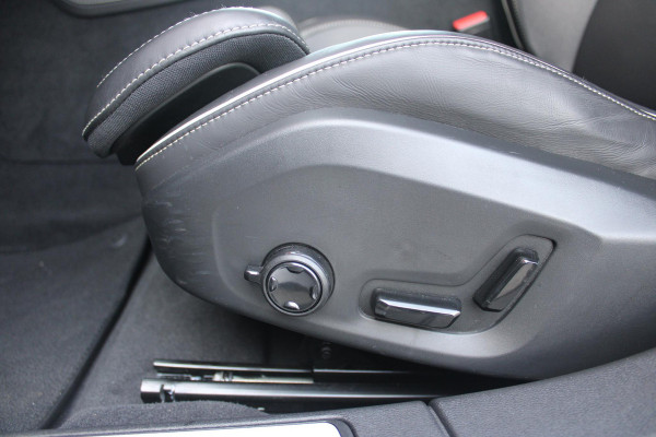Volvo V60 2.0 T6 340PK RECHARGE LONG RANGE AWD R-DESIGN **NIEUW STAAT ** 18,8KWH | ELEKTRISCH BEDIENBARE VOORSTOELEN MET GEHEUGEN OP BESTUURDERSSTOEL | 18" 5-Y SPAAKS MATT BLACK / DIAMOND CUT R-DESIGN WIELEN | HIGH PERFORMANCE SOUND HARMAN KARDON | ADAPTIVE CRUISE CONTROL | ACHTERUITRIJ CAMERA | GETINTE RUITEN | PARKEERSENSOREN VOOR EN ACHTER | STOEL/STUUR VERWARMING | BEKLEDING R-DESIGN NAPPA LEDER / TEXTIEL CHARCOAL IN COMBINATIE MET SPORTSTOELEN | KEYLESS ENTRY/START | ELEKTRISCH BEDIENBARE ACHTERKLEP |