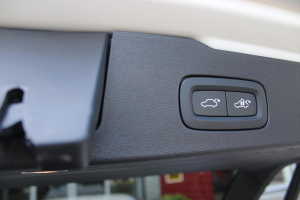 Volvo V60 2.0 T6 340PK RECHARGE LONG RANGE AWD R-DESIGN **NIEUW STAAT ** 18,8KWH | ELEKTRISCH BEDIENBARE VOORSTOELEN MET GEHEUGEN OP BESTUURDERSSTOEL | 18" 5-Y SPAAKS MATT BLACK / DIAMOND CUT R-DESIGN WIELEN | HIGH PERFORMANCE SOUND HARMAN KARDON | ADAPTIVE CRUISE CONTROL | ACHTERUITRIJ CAMERA | GETINTE RUITEN | PARKEERSENSOREN VOOR EN ACHTER | STOEL/STUUR VERWARMING | BEKLEDING R-DESIGN NAPPA LEDER / TEXTIEL CHARCOAL IN COMBINATIE MET SPORTSTOELEN | KEYLESS ENTRY/START | ELEKTRISCH BEDIENBARE ACHTERKLEP |