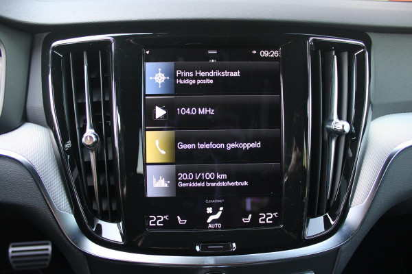 Volvo V60 2.0 T6 340PK RECHARGE LONG RANGE AWD R-DESIGN **NIEUW STAAT ** 18,8KWH | ELEKTRISCH BEDIENBARE VOORSTOELEN MET GEHEUGEN OP BESTUURDERSSTOEL | 18" 5-Y SPAAKS MATT BLACK / DIAMOND CUT R-DESIGN WIELEN | HIGH PERFORMANCE SOUND HARMAN KARDON | ADAPTIVE CRUISE CONTROL | ACHTERUITRIJ CAMERA | GETINTE RUITEN | PARKEERSENSOREN VOOR EN ACHTER | STOEL/STUUR VERWARMING | BEKLEDING R-DESIGN NAPPA LEDER / TEXTIEL CHARCOAL IN COMBINATIE MET SPORTSTOELEN | KEYLESS ENTRY/START | ELEKTRISCH BEDIENBARE ACHTERKLEP |
