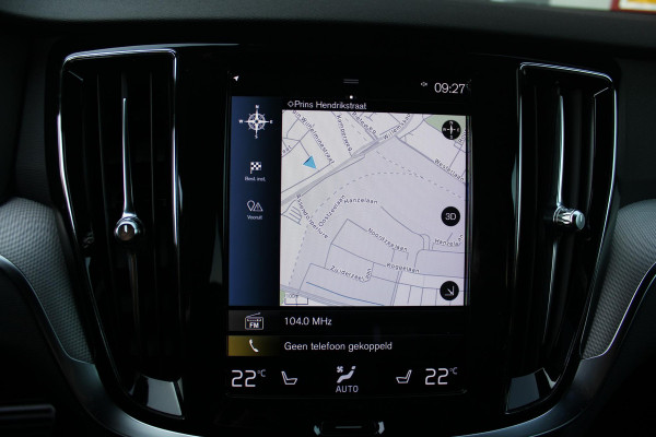 Volvo V60 2.0 T6 340PK RECHARGE LONG RANGE AWD R-DESIGN **NIEUW STAAT ** 18,8KWH | ELEKTRISCH BEDIENBARE VOORSTOELEN MET GEHEUGEN OP BESTUURDERSSTOEL | 18" 5-Y SPAAKS MATT BLACK / DIAMOND CUT R-DESIGN WIELEN | HIGH PERFORMANCE SOUND HARMAN KARDON | ADAPTIVE CRUISE CONTROL | ACHTERUITRIJ CAMERA | GETINTE RUITEN | PARKEERSENSOREN VOOR EN ACHTER | STOEL/STUUR VERWARMING | BEKLEDING R-DESIGN NAPPA LEDER / TEXTIEL CHARCOAL IN COMBINATIE MET SPORTSTOELEN | KEYLESS ENTRY/START | ELEKTRISCH BEDIENBARE ACHTERKLEP |