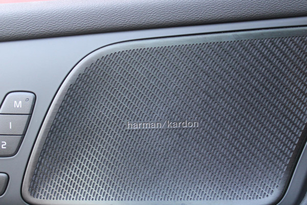 Volvo V60 2.0 T6 340PK RECHARGE LONG RANGE AWD R-DESIGN **NIEUW STAAT ** 18,8KWH | ELEKTRISCH BEDIENBARE VOORSTOELEN MET GEHEUGEN OP BESTUURDERSSTOEL | 18" 5-Y SPAAKS MATT BLACK / DIAMOND CUT R-DESIGN WIELEN | HIGH PERFORMANCE SOUND HARMAN KARDON | ADAPTIVE CRUISE CONTROL | ACHTERUITRIJ CAMERA | GETINTE RUITEN | PARKEERSENSOREN VOOR EN ACHTER | STOEL/STUUR VERWARMING | BEKLEDING R-DESIGN NAPPA LEDER / TEXTIEL CHARCOAL IN COMBINATIE MET SPORTSTOELEN | KEYLESS ENTRY/START | ELEKTRISCH BEDIENBARE ACHTERKLEP |