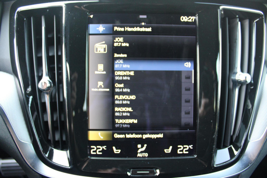 Volvo V60 2.0 T6 340PK RECHARGE LONG RANGE AWD R-DESIGN **NIEUW STAAT ** 18,8KWH | ELEKTRISCH BEDIENBARE VOORSTOELEN MET GEHEUGEN OP BESTUURDERSSTOEL | 18" 5-Y SPAAKS MATT BLACK / DIAMOND CUT R-DESIGN WIELEN | HIGH PERFORMANCE SOUND HARMAN KARDON | ADAPTIVE CRUISE CONTROL | ACHTERUITRIJ CAMERA | GETINTE RUITEN | PARKEERSENSOREN VOOR EN ACHTER | STOEL/STUUR VERWARMING | BEKLEDING R-DESIGN NAPPA LEDER / TEXTIEL CHARCOAL IN COMBINATIE MET SPORTSTOELEN | KEYLESS ENTRY/START | ELEKTRISCH BEDIENBARE ACHTERKLEP |