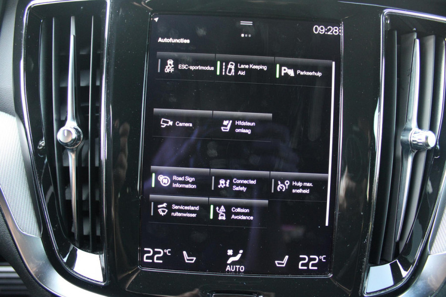 Volvo V60 2.0 T6 340PK RECHARGE LONG RANGE AWD R-DESIGN **NIEUW STAAT ** 18,8KWH | ELEKTRISCH BEDIENBARE VOORSTOELEN MET GEHEUGEN OP BESTUURDERSSTOEL | 18" 5-Y SPAAKS MATT BLACK / DIAMOND CUT R-DESIGN WIELEN | HIGH PERFORMANCE SOUND HARMAN KARDON | ADAPTIVE CRUISE CONTROL | ACHTERUITRIJ CAMERA | GETINTE RUITEN | PARKEERSENSOREN VOOR EN ACHTER | STOEL/STUUR VERWARMING | BEKLEDING R-DESIGN NAPPA LEDER / TEXTIEL CHARCOAL IN COMBINATIE MET SPORTSTOELEN | KEYLESS ENTRY/START | ELEKTRISCH BEDIENBARE ACHTERKLEP |
