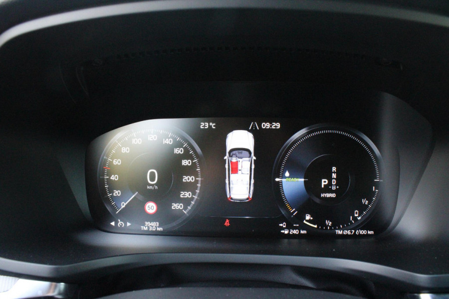 Volvo V60 2.0 T6 340PK RECHARGE LONG RANGE AWD R-DESIGN **NIEUW STAAT ** 18,8KWH | ELEKTRISCH BEDIENBARE VOORSTOELEN MET GEHEUGEN OP BESTUURDERSSTOEL | 18" 5-Y SPAAKS MATT BLACK / DIAMOND CUT R-DESIGN WIELEN | HIGH PERFORMANCE SOUND HARMAN KARDON | ADAPTIVE CRUISE CONTROL | ACHTERUITRIJ CAMERA | GETINTE RUITEN | PARKEERSENSOREN VOOR EN ACHTER | STOEL/STUUR VERWARMING | BEKLEDING R-DESIGN NAPPA LEDER / TEXTIEL CHARCOAL IN COMBINATIE MET SPORTSTOELEN | KEYLESS ENTRY/START | ELEKTRISCH BEDIENBARE ACHTERKLEP |