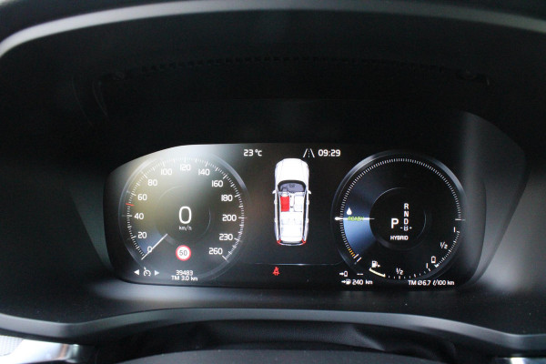 Volvo V60 2.0 T6 340PK RECHARGE LONG RANGE AWD R-DESIGN **NIEUW STAAT ** 18,8KWH | ELEKTRISCH BEDIENBARE VOORSTOELEN MET GEHEUGEN OP BESTUURDERSSTOEL | 18" 5-Y SPAAKS MATT BLACK / DIAMOND CUT R-DESIGN WIELEN | HIGH PERFORMANCE SOUND HARMAN KARDON | ADAPTIVE CRUISE CONTROL | ACHTERUITRIJ CAMERA | GETINTE RUITEN | PARKEERSENSOREN VOOR EN ACHTER | STOEL/STUUR VERWARMING | BEKLEDING R-DESIGN NAPPA LEDER / TEXTIEL CHARCOAL IN COMBINATIE MET SPORTSTOELEN | KEYLESS ENTRY/START | ELEKTRISCH BEDIENBARE ACHTERKLEP |