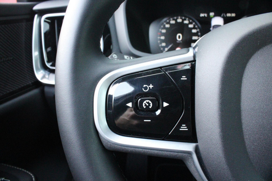 Volvo V60 2.0 T6 340PK RECHARGE LONG RANGE AWD R-DESIGN **NIEUW STAAT ** 18,8KWH | ELEKTRISCH BEDIENBARE VOORSTOELEN MET GEHEUGEN OP BESTUURDERSSTOEL | 18" 5-Y SPAAKS MATT BLACK / DIAMOND CUT R-DESIGN WIELEN | HIGH PERFORMANCE SOUND HARMAN KARDON | ADAPTIVE CRUISE CONTROL | ACHTERUITRIJ CAMERA | GETINTE RUITEN | PARKEERSENSOREN VOOR EN ACHTER | STOEL/STUUR VERWARMING | BEKLEDING R-DESIGN NAPPA LEDER / TEXTIEL CHARCOAL IN COMBINATIE MET SPORTSTOELEN | KEYLESS ENTRY/START | ELEKTRISCH BEDIENBARE ACHTERKLEP |