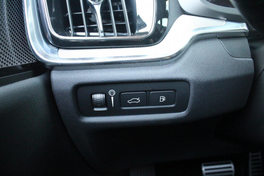 Volvo V60 2.0 T6 340PK RECHARGE LONG RANGE AWD R-DESIGN **NIEUW STAAT ** 18,8KWH | ELEKTRISCH BEDIENBARE VOORSTOELEN MET GEHEUGEN OP BESTUURDERSSTOEL | 18" 5-Y SPAAKS MATT BLACK / DIAMOND CUT R-DESIGN WIELEN | HIGH PERFORMANCE SOUND HARMAN KARDON | ADAPTIVE CRUISE CONTROL | ACHTERUITRIJ CAMERA | GETINTE RUITEN | PARKEERSENSOREN VOOR EN ACHTER | STOEL/STUUR VERWARMING | BEKLEDING R-DESIGN NAPPA LEDER / TEXTIEL CHARCOAL IN COMBINATIE MET SPORTSTOELEN | KEYLESS ENTRY/START | ELEKTRISCH BEDIENBARE ACHTERKLEP |