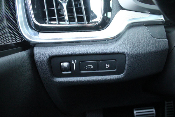 Volvo V60 2.0 T6 340PK RECHARGE LONG RANGE AWD R-DESIGN **NIEUW STAAT ** 18,8KWH | ELEKTRISCH BEDIENBARE VOORSTOELEN MET GEHEUGEN OP BESTUURDERSSTOEL | 18" 5-Y SPAAKS MATT BLACK / DIAMOND CUT R-DESIGN WIELEN | HIGH PERFORMANCE SOUND HARMAN KARDON | ADAPTIVE CRUISE CONTROL | ACHTERUITRIJ CAMERA | GETINTE RUITEN | PARKEERSENSOREN VOOR EN ACHTER | STOEL/STUUR VERWARMING | BEKLEDING R-DESIGN NAPPA LEDER / TEXTIEL CHARCOAL IN COMBINATIE MET SPORTSTOELEN | KEYLESS ENTRY/START | ELEKTRISCH BEDIENBARE ACHTERKLEP |