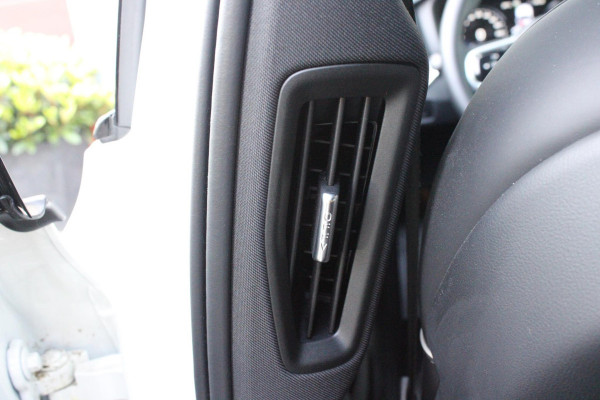 Volvo V60 2.0 T6 340PK RECHARGE LONG RANGE AWD R-DESIGN **NIEUW STAAT ** 18,8KWH | ELEKTRISCH BEDIENBARE VOORSTOELEN MET GEHEUGEN OP BESTUURDERSSTOEL | 18" 5-Y SPAAKS MATT BLACK / DIAMOND CUT R-DESIGN WIELEN | HIGH PERFORMANCE SOUND HARMAN KARDON | ADAPTIVE CRUISE CONTROL | ACHTERUITRIJ CAMERA | GETINTE RUITEN | PARKEERSENSOREN VOOR EN ACHTER | STOEL/STUUR VERWARMING | BEKLEDING R-DESIGN NAPPA LEDER / TEXTIEL CHARCOAL IN COMBINATIE MET SPORTSTOELEN | KEYLESS ENTRY/START | ELEKTRISCH BEDIENBARE ACHTERKLEP |
