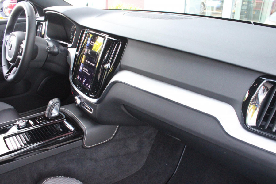 Volvo V60 2.0 T6 340PK RECHARGE LONG RANGE AWD R-DESIGN **NIEUW STAAT ** 18,8KWH | ELEKTRISCH BEDIENBARE VOORSTOELEN MET GEHEUGEN OP BESTUURDERSSTOEL | 18" 5-Y SPAAKS MATT BLACK / DIAMOND CUT R-DESIGN WIELEN | HIGH PERFORMANCE SOUND HARMAN KARDON | ADAPTIVE CRUISE CONTROL | ACHTERUITRIJ CAMERA | GETINTE RUITEN | PARKEERSENSOREN VOOR EN ACHTER | STOEL/STUUR VERWARMING | BEKLEDING R-DESIGN NAPPA LEDER / TEXTIEL CHARCOAL IN COMBINATIE MET SPORTSTOELEN | KEYLESS ENTRY/START | ELEKTRISCH BEDIENBARE ACHTERKLEP |