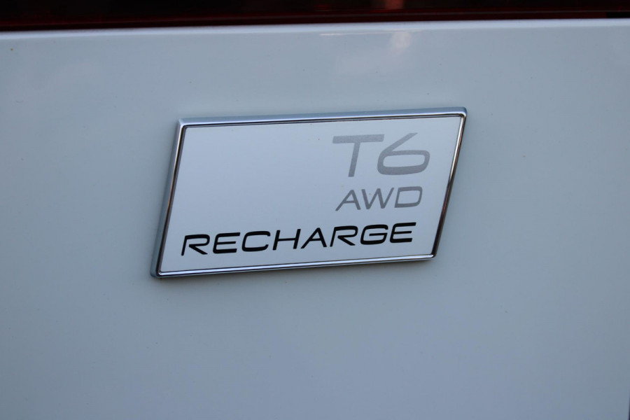 Volvo V60 2.0 T6 340PK RECHARGE LONG RANGE AWD R-DESIGN **NIEUW STAAT ** 18,8KWH | ELEKTRISCH BEDIENBARE VOORSTOELEN MET GEHEUGEN OP BESTUURDERSSTOEL | 18" 5-Y SPAAKS MATT BLACK / DIAMOND CUT R-DESIGN WIELEN | HIGH PERFORMANCE SOUND HARMAN KARDON | ADAPTIVE CRUISE CONTROL | ACHTERUITRIJ CAMERA | GETINTE RUITEN | PARKEERSENSOREN VOOR EN ACHTER | STOEL/STUUR VERWARMING | BEKLEDING R-DESIGN NAPPA LEDER / TEXTIEL CHARCOAL IN COMBINATIE MET SPORTSTOELEN | KEYLESS ENTRY/START | ELEKTRISCH BEDIENBARE ACHTERKLEP |