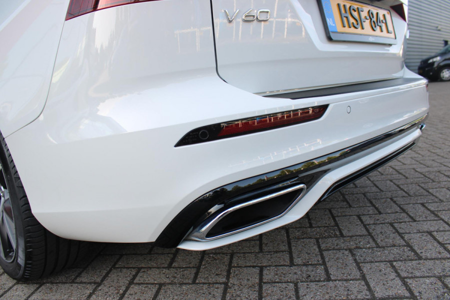 Volvo V60 2.0 T6 340PK RECHARGE LONG RANGE AWD R-DESIGN **NIEUW STAAT ** 18,8KWH | ELEKTRISCH BEDIENBARE VOORSTOELEN MET GEHEUGEN OP BESTUURDERSSTOEL | 18" 5-Y SPAAKS MATT BLACK / DIAMOND CUT R-DESIGN WIELEN | HIGH PERFORMANCE SOUND HARMAN KARDON | ADAPTIVE CRUISE CONTROL | ACHTERUITRIJ CAMERA | GETINTE RUITEN | PARKEERSENSOREN VOOR EN ACHTER | STOEL/STUUR VERWARMING | BEKLEDING R-DESIGN NAPPA LEDER / TEXTIEL CHARCOAL IN COMBINATIE MET SPORTSTOELEN | KEYLESS ENTRY/START | ELEKTRISCH BEDIENBARE ACHTERKLEP |