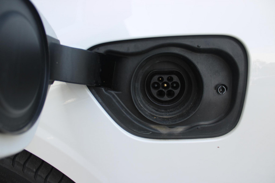 Volvo V60 2.0 T6 340PK RECHARGE LONG RANGE AWD R-DESIGN **NIEUW STAAT ** 18,8KWH | ELEKTRISCH BEDIENBARE VOORSTOELEN MET GEHEUGEN OP BESTUURDERSSTOEL | 18" 5-Y SPAAKS MATT BLACK / DIAMOND CUT R-DESIGN WIELEN | HIGH PERFORMANCE SOUND HARMAN KARDON | ADAPTIVE CRUISE CONTROL | ACHTERUITRIJ CAMERA | GETINTE RUITEN | PARKEERSENSOREN VOOR EN ACHTER | STOEL/STUUR VERWARMING | BEKLEDING R-DESIGN NAPPA LEDER / TEXTIEL CHARCOAL IN COMBINATIE MET SPORTSTOELEN | KEYLESS ENTRY/START | ELEKTRISCH BEDIENBARE ACHTERKLEP |