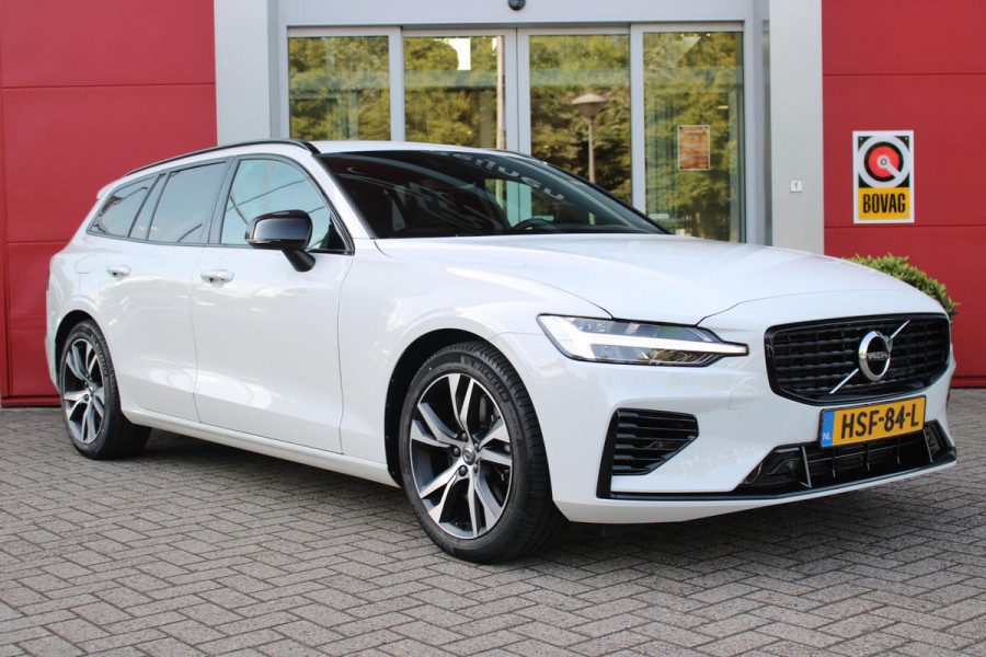 Volvo V60 2.0 T6 340PK RECHARGE LONG RANGE AWD R-DESIGN **NIEUW STAAT ** 18,8KWH | ELEKTRISCH BEDIENBARE VOORSTOELEN MET GEHEUGEN OP BESTUURDERSSTOEL | 18" 5-Y SPAAKS MATT BLACK / DIAMOND CUT R-DESIGN WIELEN | HIGH PERFORMANCE SOUND HARMAN KARDON | ADAPTIVE CRUISE CONTROL | ACHTERUITRIJ CAMERA | GETINTE RUITEN | PARKEERSENSOREN VOOR EN ACHTER | STOEL/STUUR VERWARMING | BEKLEDING R-DESIGN NAPPA LEDER / TEXTIEL CHARCOAL IN COMBINATIE MET SPORTSTOELEN | KEYLESS ENTRY/START | ELEKTRISCH BEDIENBARE ACHTERKLEP |