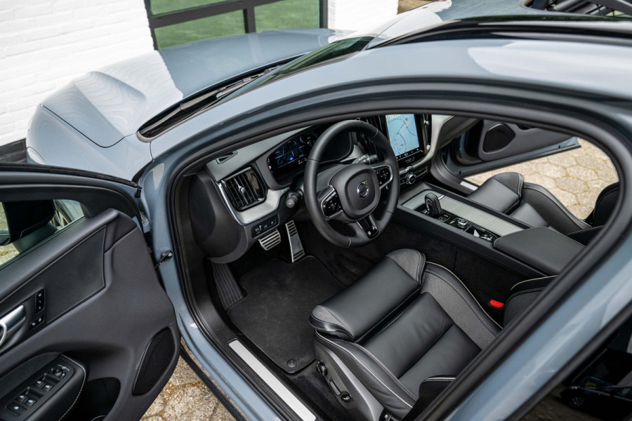 Volvo XC60 2.0 T6 AWD R-Design 398pk LONG RANGE Google Maps