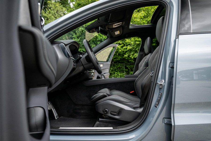 Volvo XC60 2.0 T6 AWD R-Design 398pk LONG RANGE Google Maps