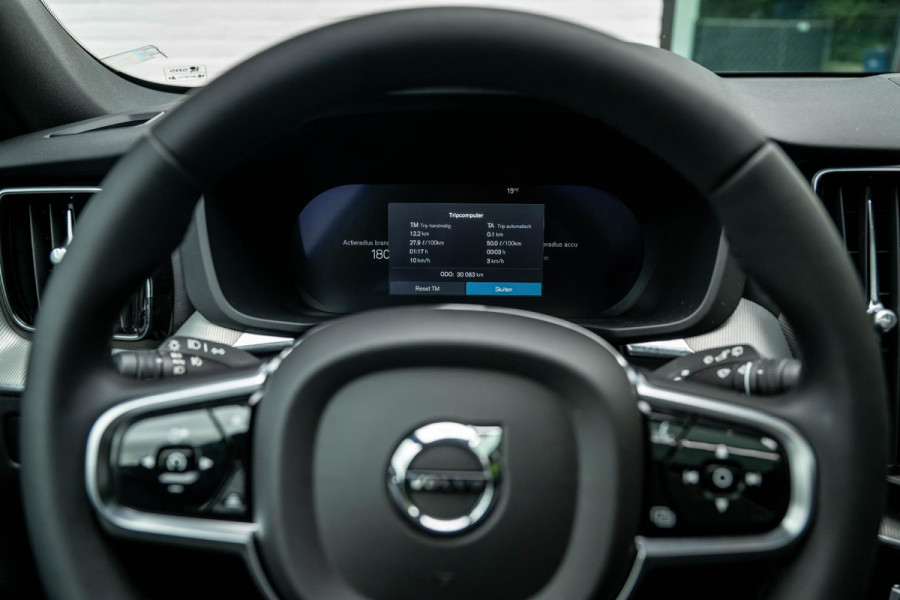 Volvo XC60 2.0 T6 AWD R-Design 398pk LONG RANGE Google Maps