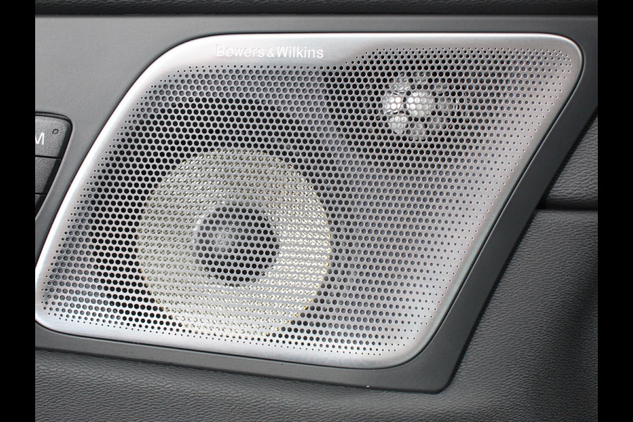 Volvo XC60 2.0 T6 Plug-in hybrid AWD Ultimate Dark | Bowers &Wilkins Premium Sound system | Navigatie Google | Paonarama dak | Camera | Extra Getint glas | Stoelen met massage functie