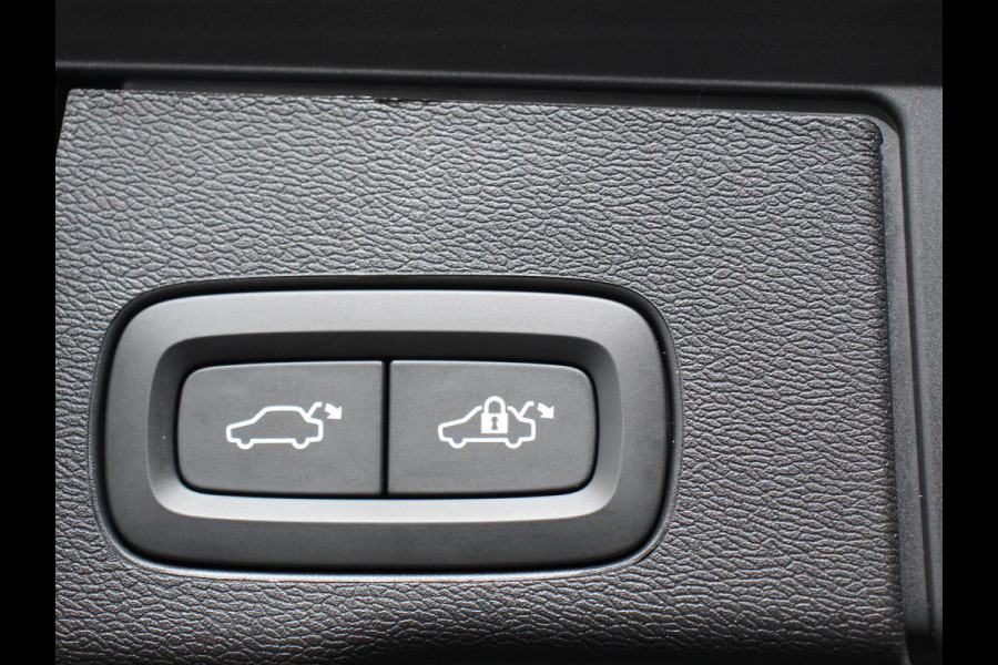 Volvo XC60 2.0 T6 Plug-in hybrid AWD Ultimate Dark | Bowers &Wilkins Premium Sound system | Navigatie Google | Paonarama dak | Camera | Extra Getint glas | Stoelen met massage functie