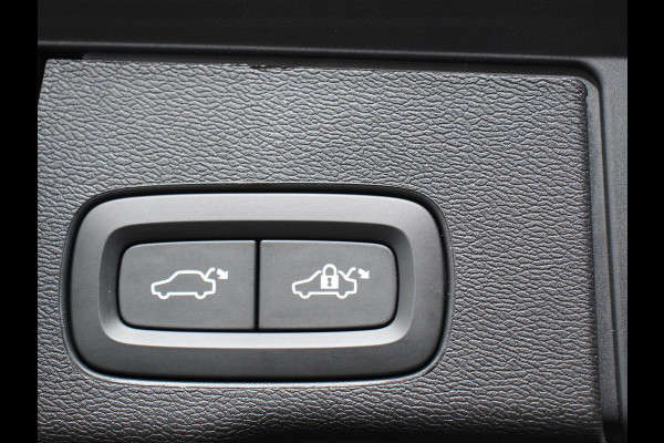 Volvo XC60 2.0 T6 Plug-in hybrid AWD Ultimate Dark | Bowers &Wilkins Premium Sound system | Navigatie Google | Paonarama dak | Camera | Extra Getint glas | Stoelen met massage functie