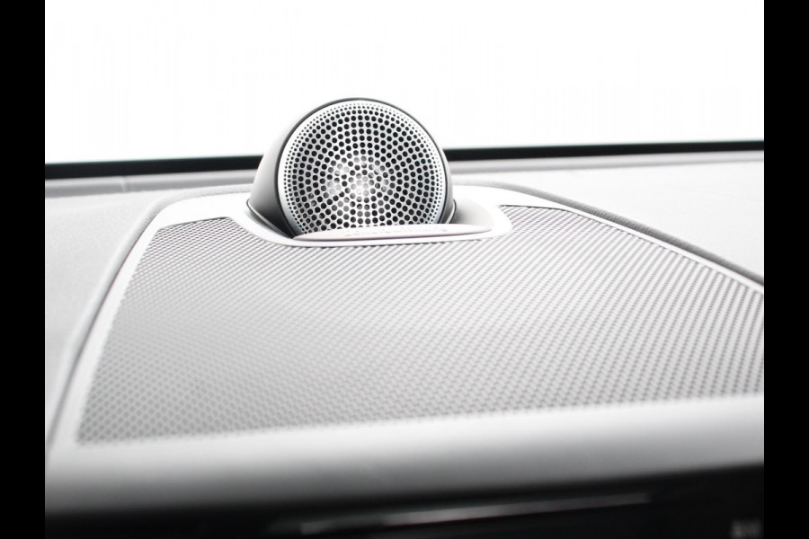 Volvo XC60 2.0 T6 Plug-in hybrid AWD Ultimate Dark | Bowers &Wilkins Premium Sound system | Navigatie Google | Paonarama dak | Camera | Extra Getint glas | Stoelen met massage functie