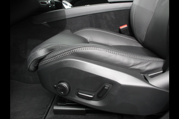 Volvo XC60 2.0 T6 Plug-in hybrid AWD Ultimate Dark | Bowers &Wilkins Premium Sound system | Navigatie Google | Paonarama dak | Camera | Extra Getint glas | Stoelen met massage functie