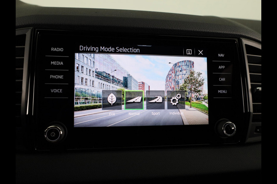 Škoda Karoq Sportline Business 1.5 TSI 150 pk 7 versn. DSG | Dode hoek sensoren | Adaptive Cruise Control | Elektrische achterklep