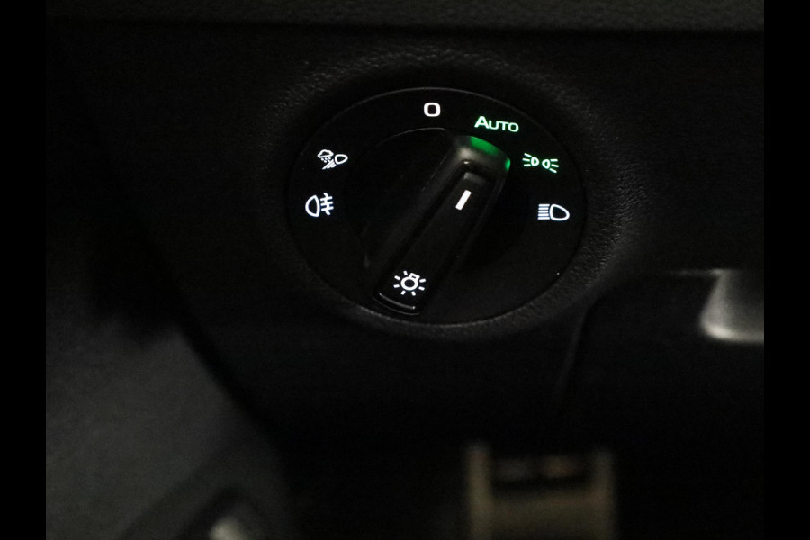 Škoda Karoq Sportline Business 1.5 TSI 150 pk 7 versn. DSG | Dode hoek sensoren | Adaptive Cruise Control | Elektrische achterklep