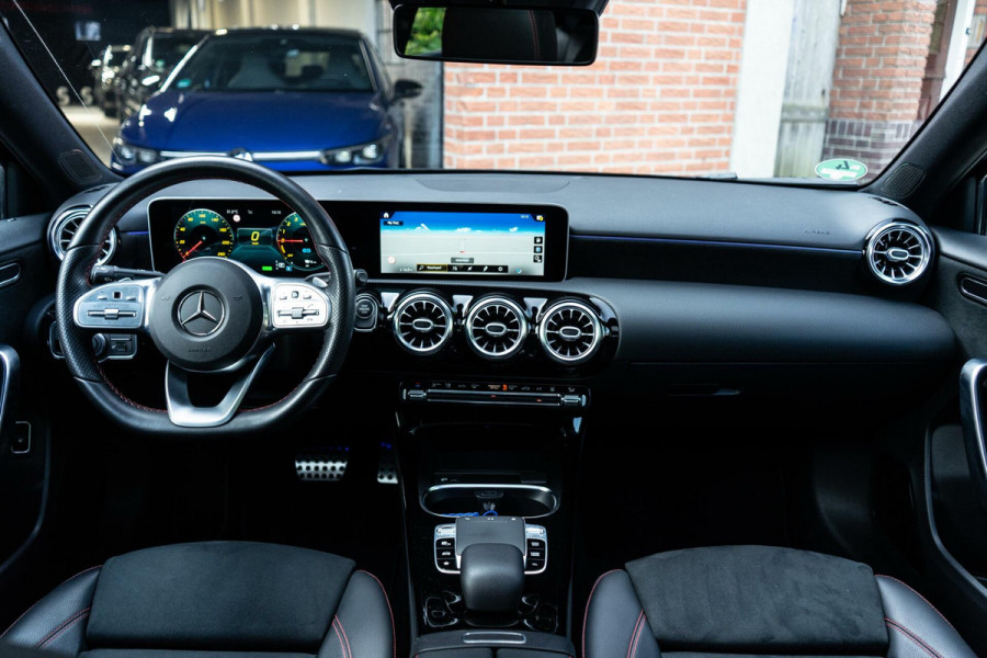 Mercedes-Benz A-Klasse 250 e AMG Pano / Camera / Ambi
