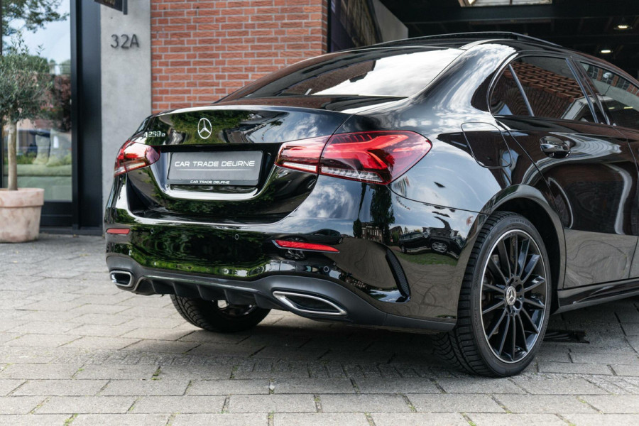 Mercedes-Benz A-Klasse 250 e AMG Pano / Camera / Ambi