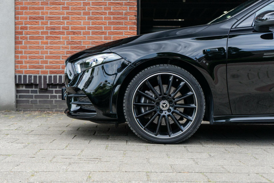 Mercedes-Benz A-Klasse 250 e AMG Pano / Camera / Ambi