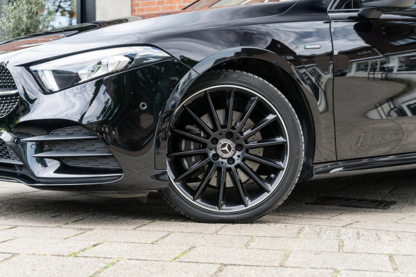 Mercedes-Benz A-Klasse 250 e AMG Pano / Camera / Ambi