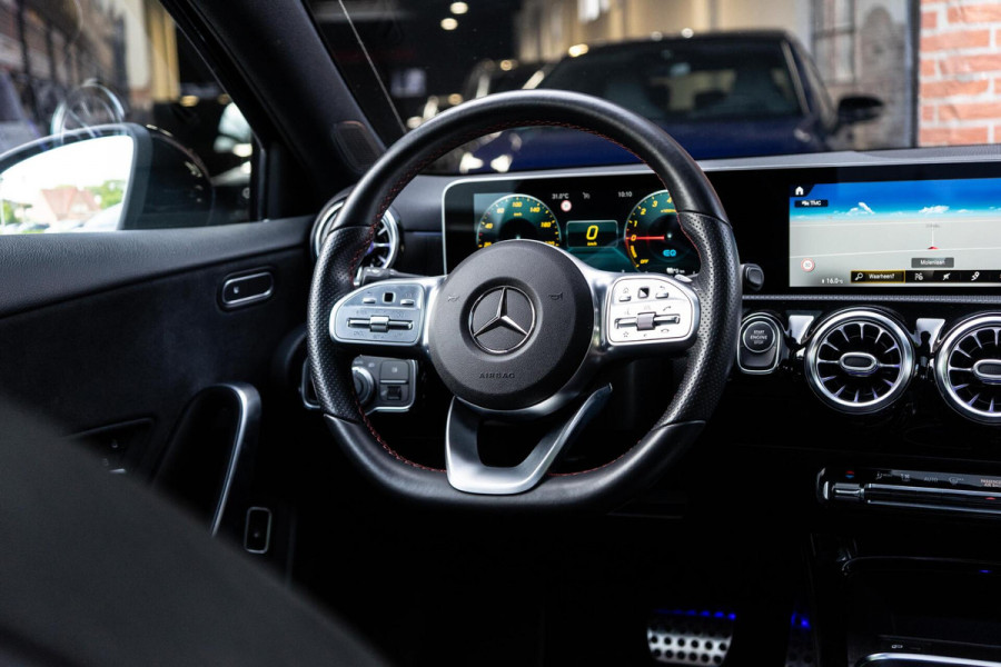 Mercedes-Benz A-Klasse 250 e AMG Pano / Camera / Ambi