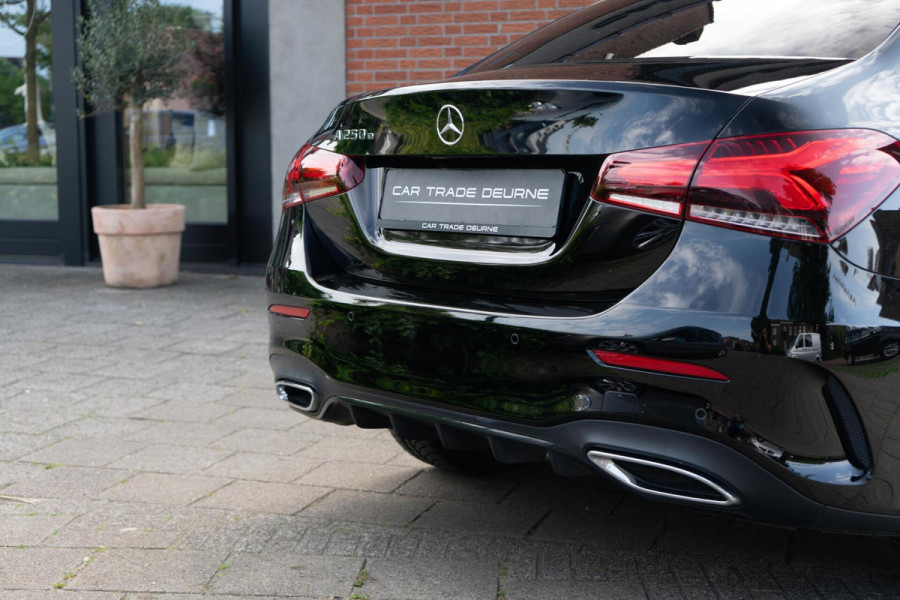 Mercedes-Benz A-Klasse 250 e AMG Pano / Camera / Ambi