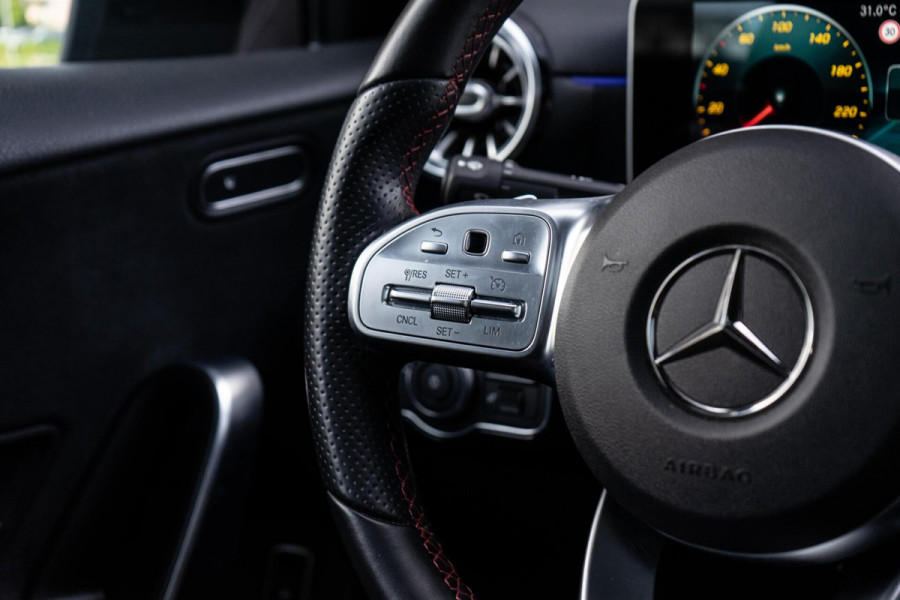 Mercedes-Benz A-Klasse 250 e AMG Pano / Camera / Ambi