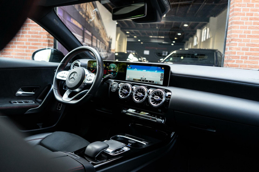 Mercedes-Benz A-Klasse 250 e AMG Pano / Camera / Ambi