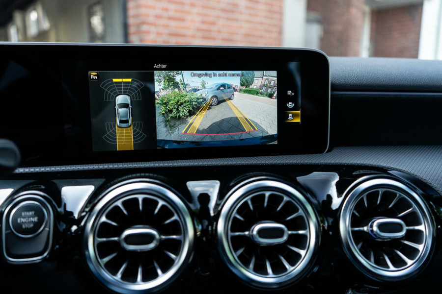 Mercedes-Benz A-Klasse 250 e AMG Pano / Camera / Ambi